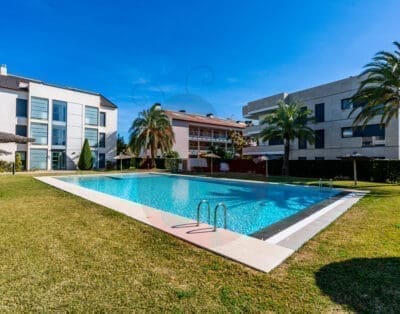 LB008 Modern new 2 bedroom, 2 bathroom apartment located within walking distance to the beach